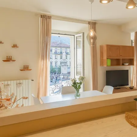 Linda By Rent * 科莫